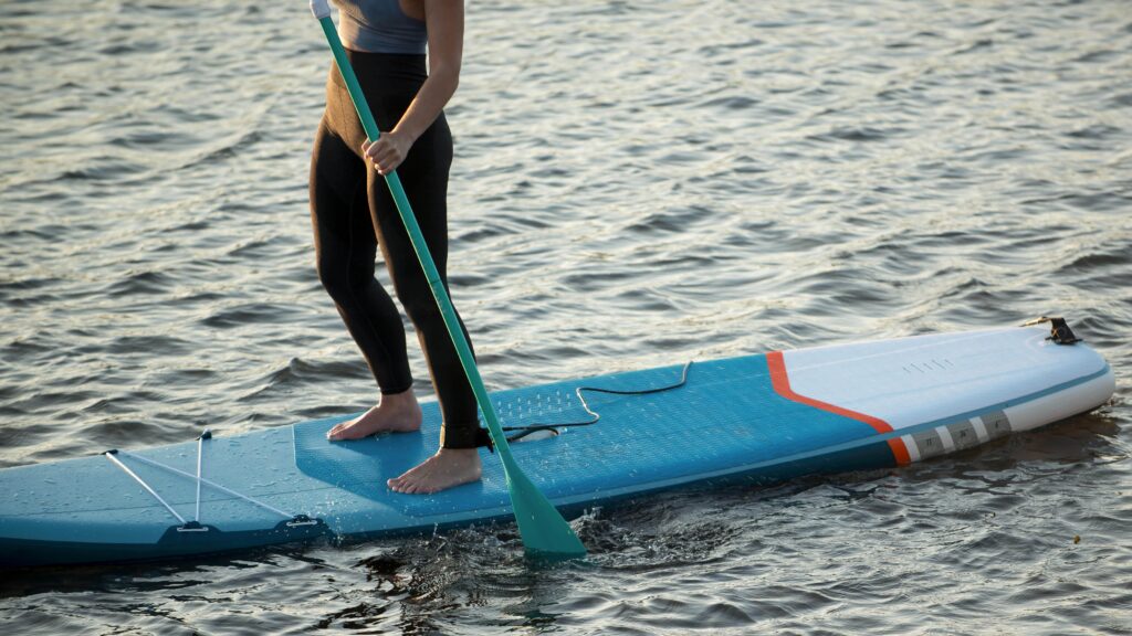 personne debout sur paddle board 